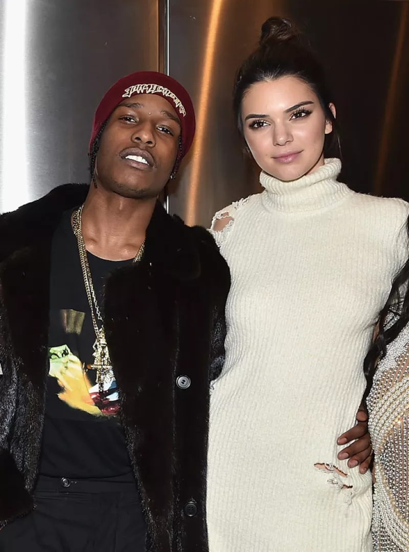 Aunque la modelo es la más diferente de todas sus hermanas, parece que sus gustos son idénticos a los de ellas, al menos en cuestión de hombres.