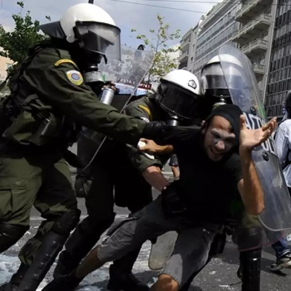 policias detienen a manifestantes