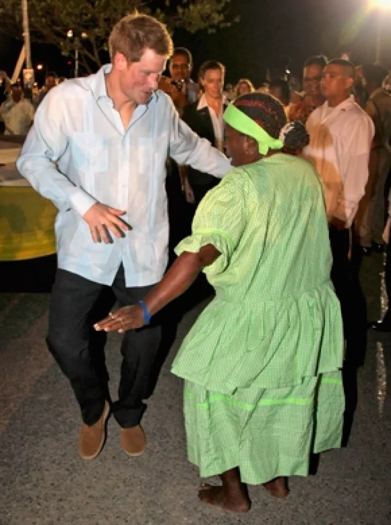 Durante su visita a Belice, el hermano de Guillermo y cuñado de Kate, bebió un poco de ron y realizó un baile callejero.
