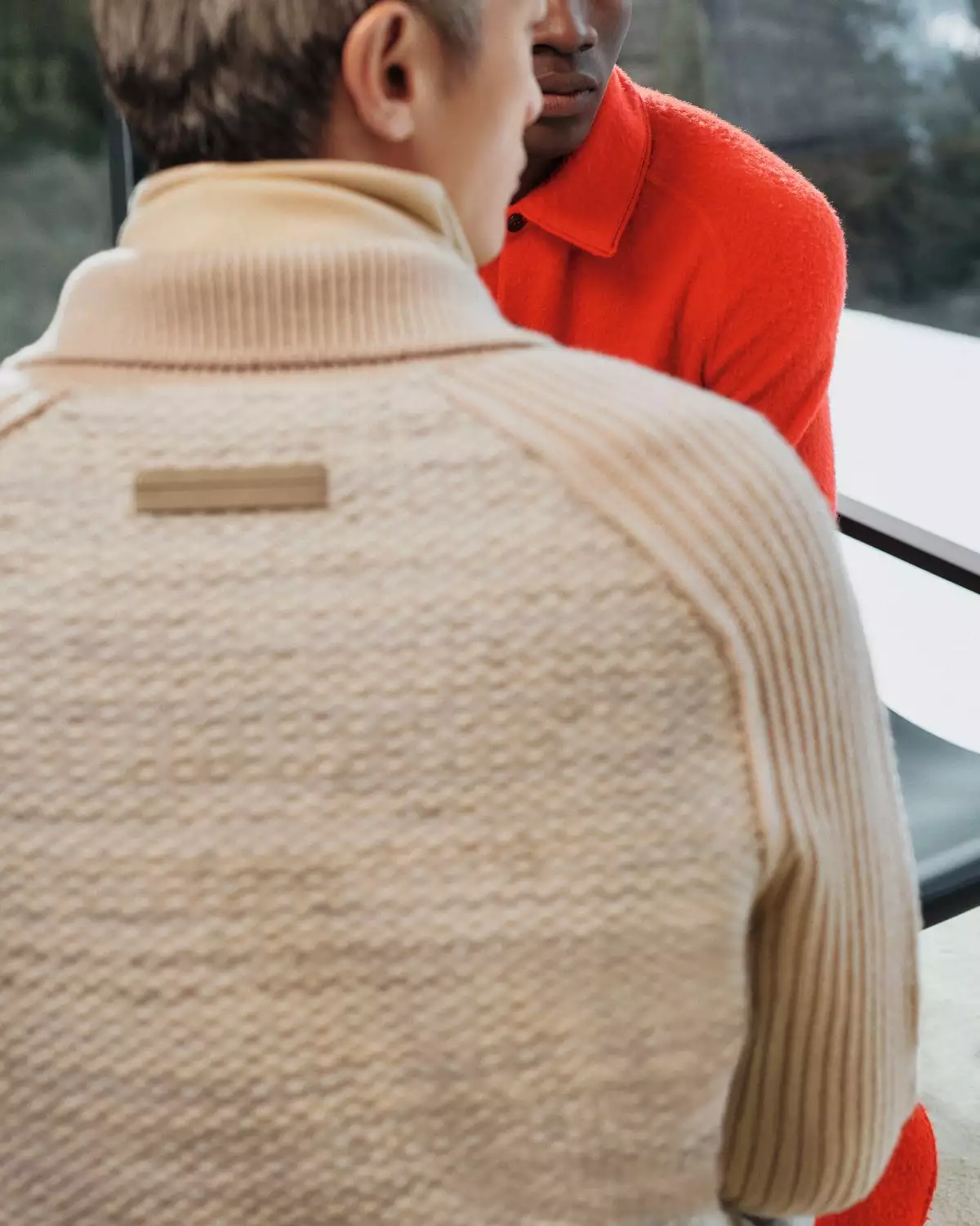 Dos modelos visten suéteres de la colección Zegna Fall Winter 23 Oasi Cashmere