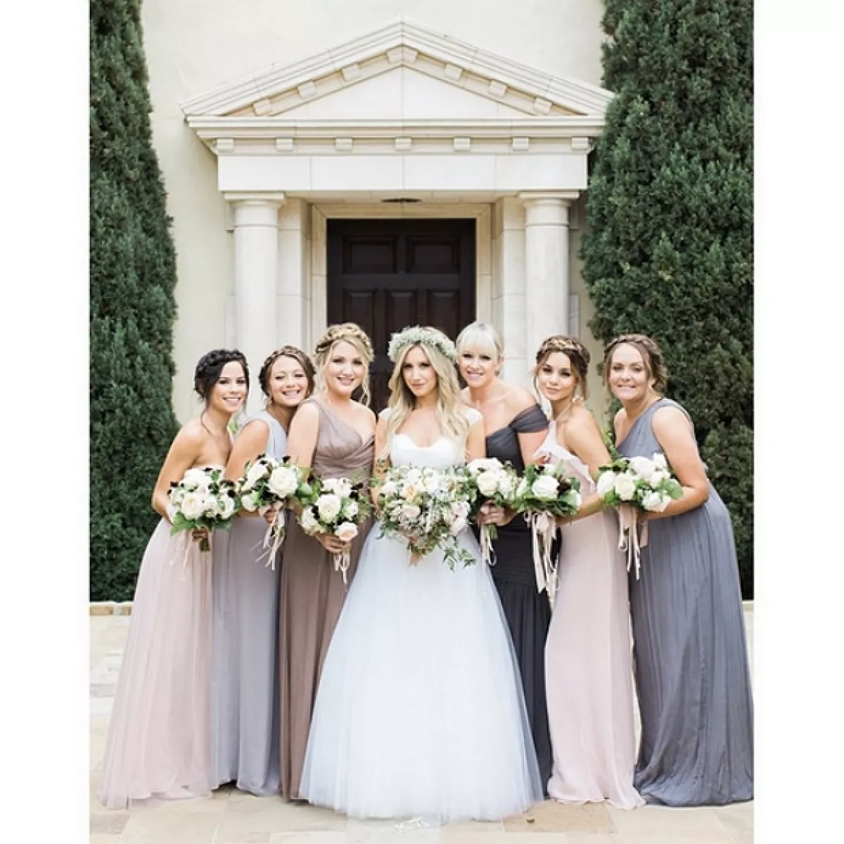 Ashley Tisdale junto a sus damas de honor, incluyendo a Vanessa Hudgens.