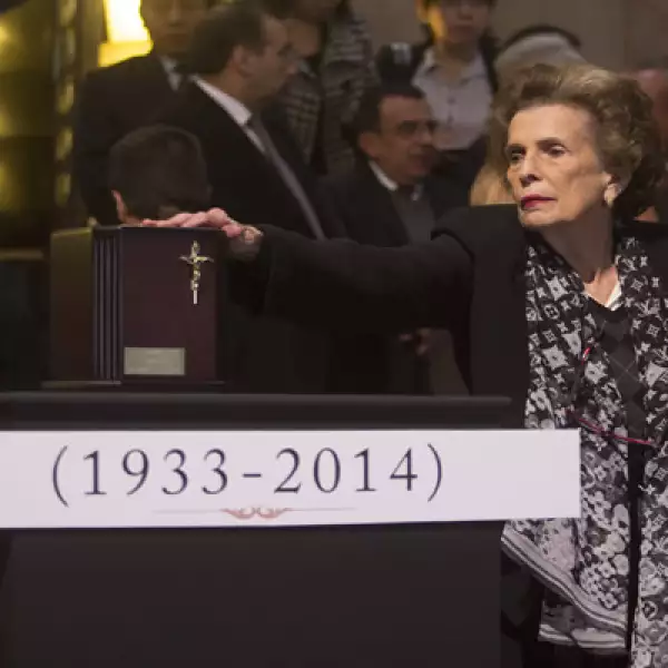 Vicente Leñero falleció esta mañana en su casa ubicada en la Ciudad de México, a los 81 años de edad. Sus restos fueron cremados y se le rindió un homenaje nacional en el Palacio de Bellas este jueves a medio día.