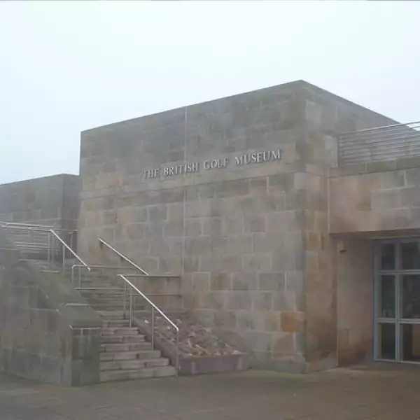 Ningún amante del golf - y hasta los que no están  muy interesados en este deporte- deben perderse el museo situado en el green del hoyo 18 del Old Course de St Andrews. Más de 17,000 objetos cuent...