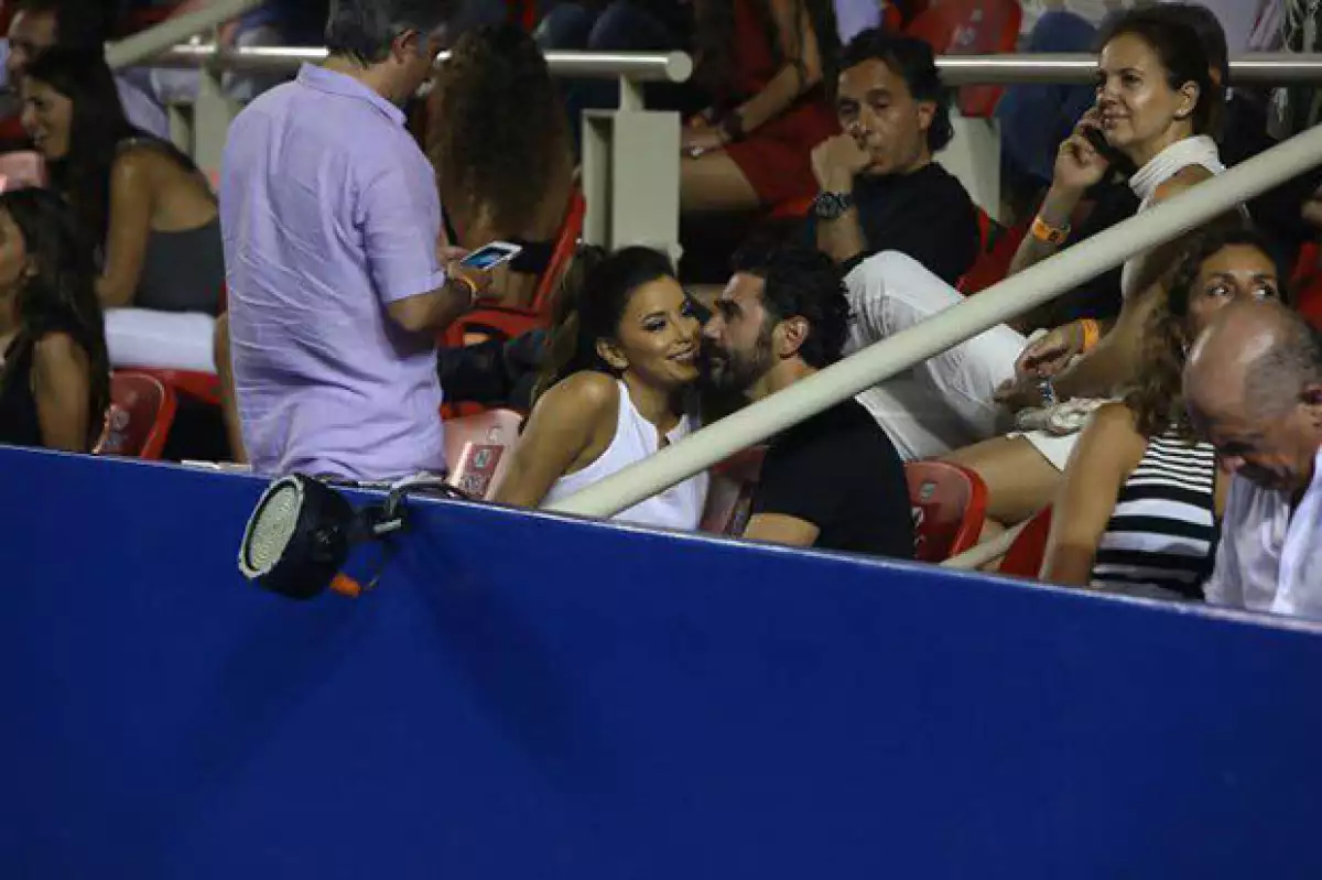 La pareja se dejó ver en el torneo de tenis este fin de semana, pero mientras observaban los encuentros no perdían oportunidad para demostrar cuánto se quieren.
