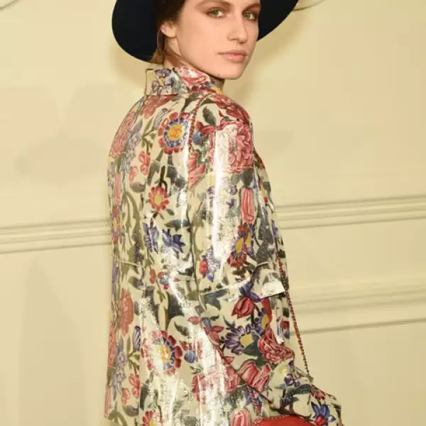 Tali Lennox en su arribo al onceavo Métiers d Art de Chanel.