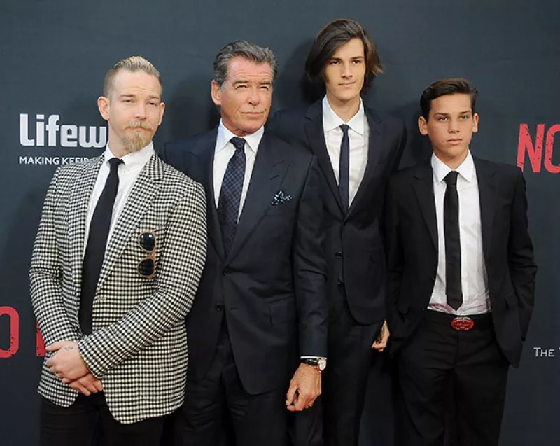 Si creías que el actor no había heredado sus buenos genes a sus hijos, checa las fotos de la premiere “No Escape” en la que Sean, Dylan y Paris robaron el spotlight a su papá.