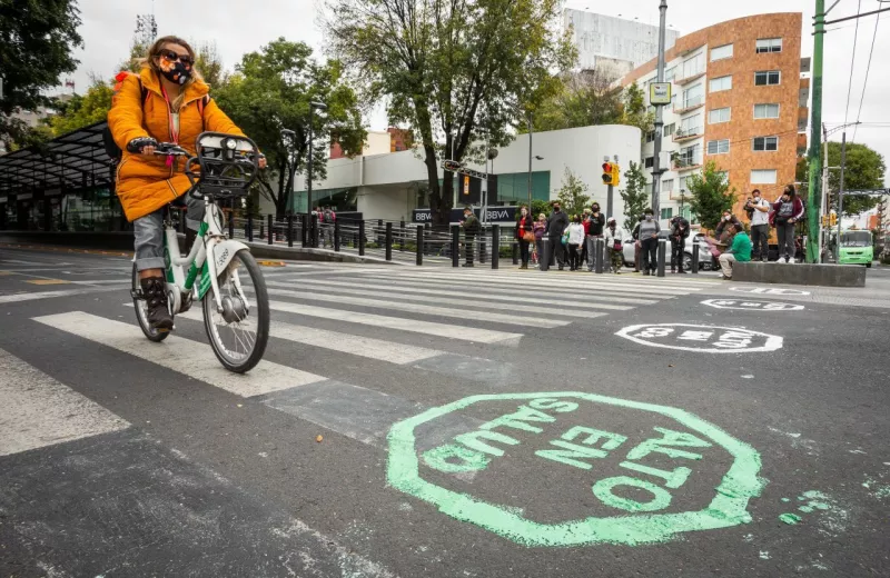 Integrantes de la Coalición Cero Emisiones de la que Greenpeace forma parte realizaron un "etiquetado" de los carriles de avenida Insurgentes para que la ciclovía que corre en esta vialidad sea permanente, esta fue habilitada durante la pandemia.