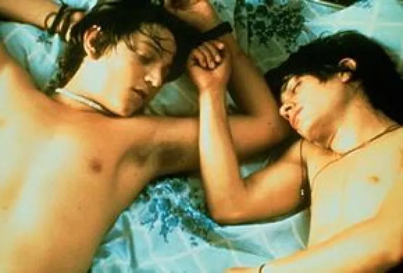 La revista estadounidense Entertainment Weekly realizó una lista de los momentos más sensuales del cine y la cinta ‘Y tu mamá también’ figuró gracias a la actuación de Los Charolastras.