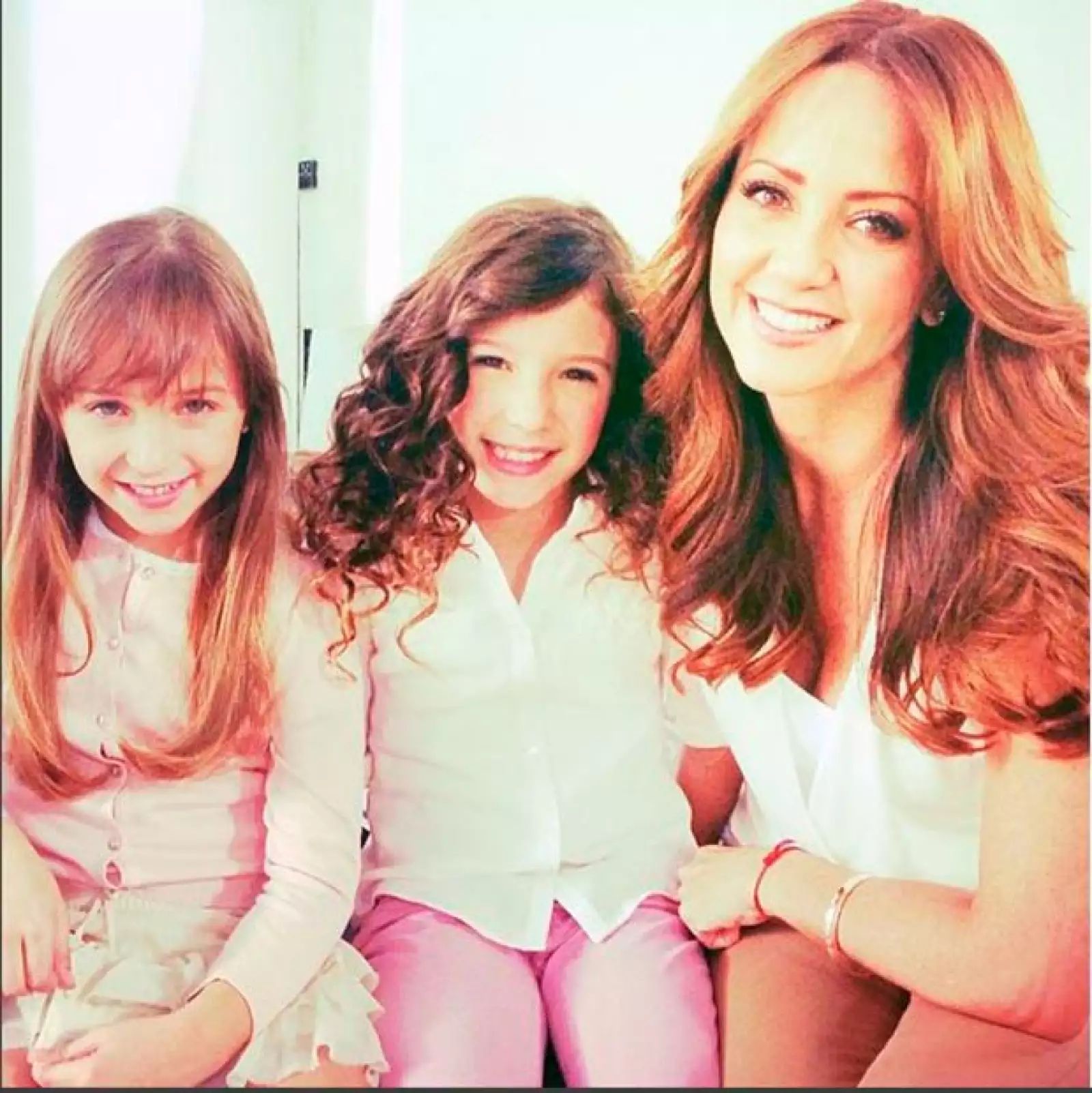 Mía y Nina junto a Andrea Legarreta.