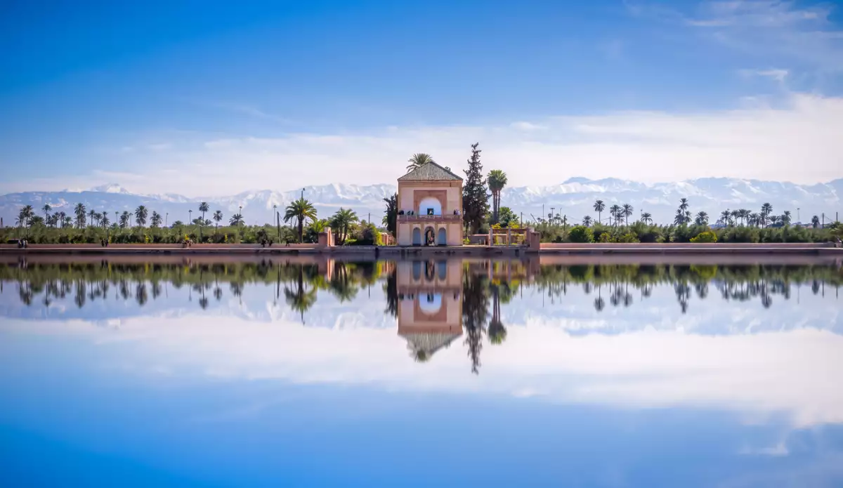 Foto de los jardines de menara y Atlas en Marrakech, Marruecos.