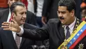 El presidente venezolano Nicolas Maduro (R) y el vicepresidente Tareck El Aissami saludan a los partidarios antes de la ceremonia en la que Maduro pronunciará un discurso revisando su año en el cargo en la Corte Suprema de Justicia de Caracas el 15 de enero de 2017. Las autoridades venezolanas anunciaron el 9 de abril de 2024 el arresto del influyente exministro de petróleo Tareck El Aissami, que había renunciado a su cargo el año pasado en medio de un escándalo de corrupción en la compañía petrolera estatal PDVSA.