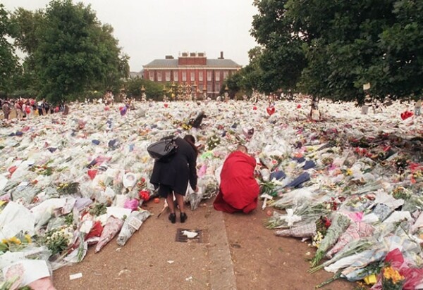 Miles de personas llevaron flores en memoria de Diana.