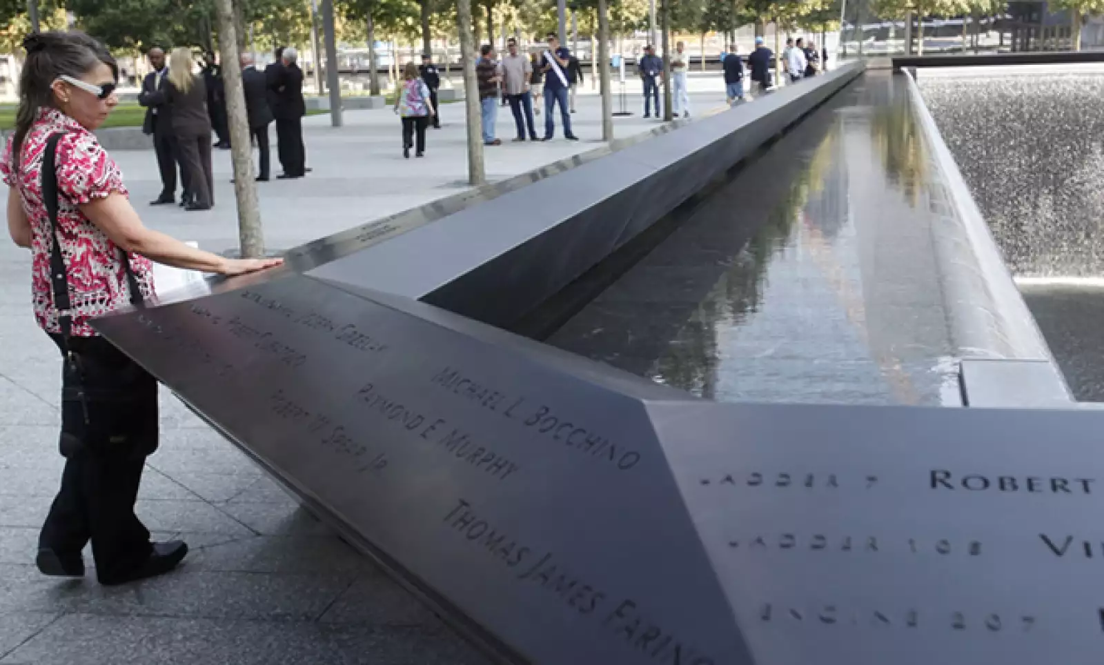 El espacio, que incluye dos espejos de agua rodeados por los nombres de las víctimas, abrió sus puertas bajo fuertes medidas de seguridad.