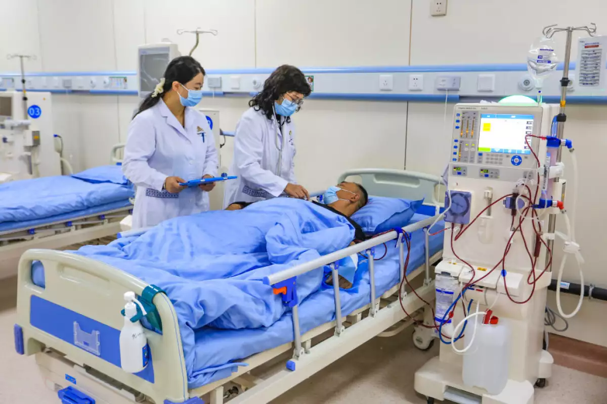El personal médico administra a un paciente un tratamiento de purificación de sangre en la sala de hemodiálisis del Hospital de Medicina Tradicional China en Guiyang, provincia de Guizhou, China, 9 de noviembre de 2023.