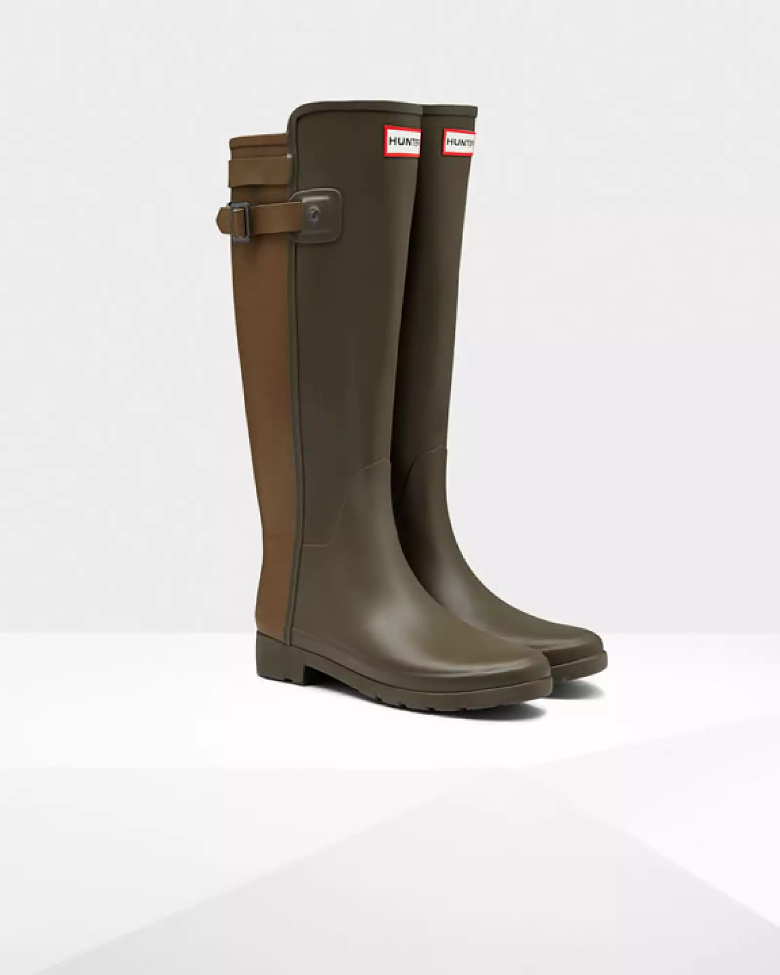 Busca piezas bicolor que le otorguen un diferenciador a tu look como estas de Hunter.