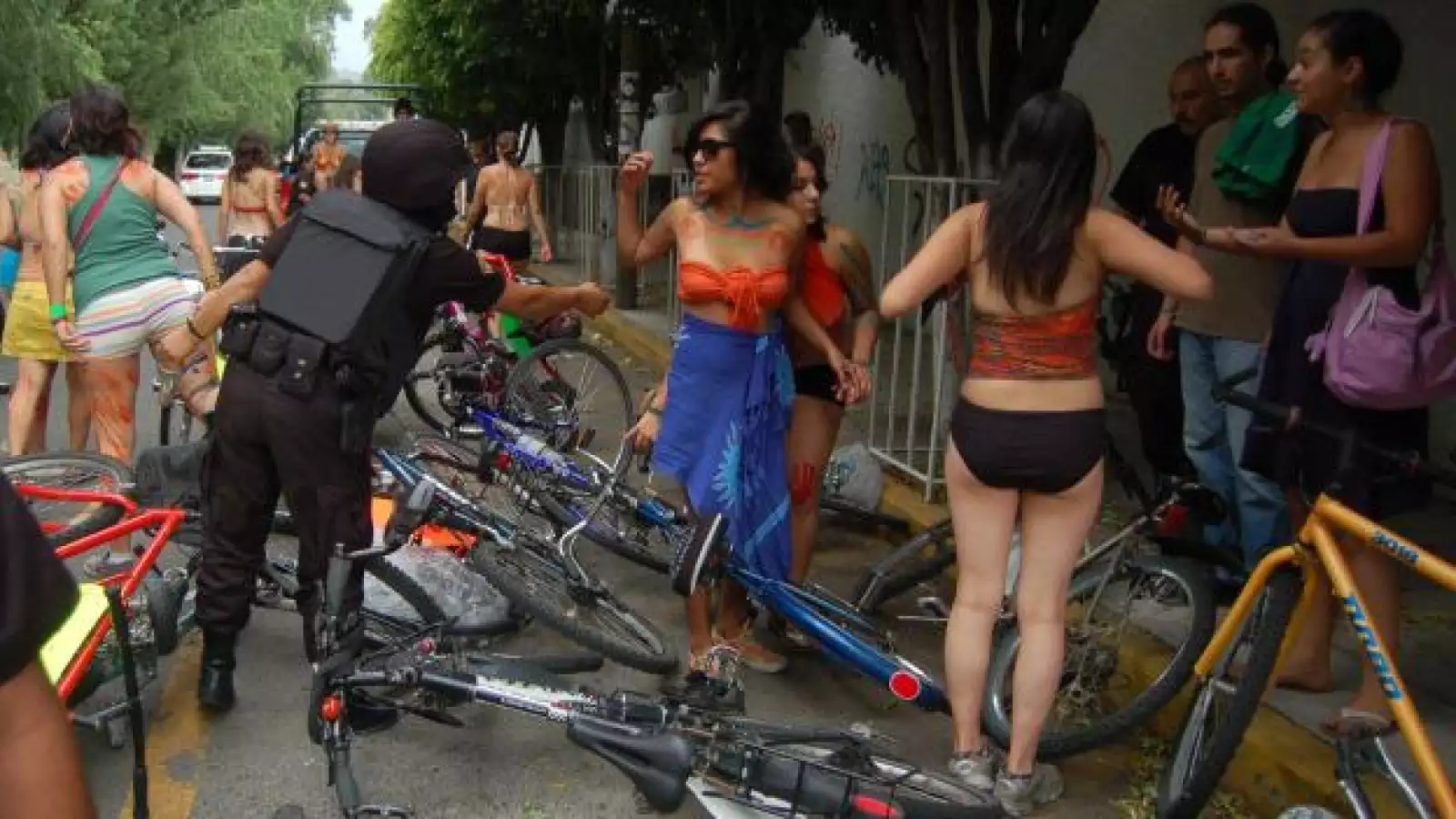 Ciclistas rodaron desnudos