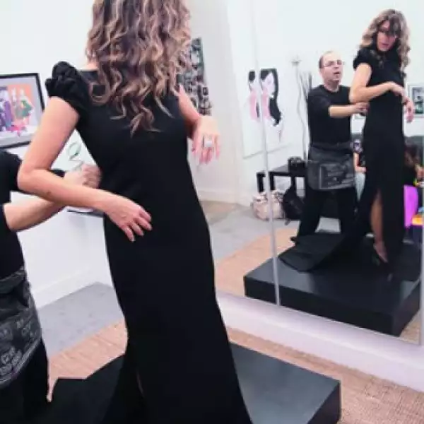 Issabela se probó varios vestidos para ver qué corte le gustaba más.
