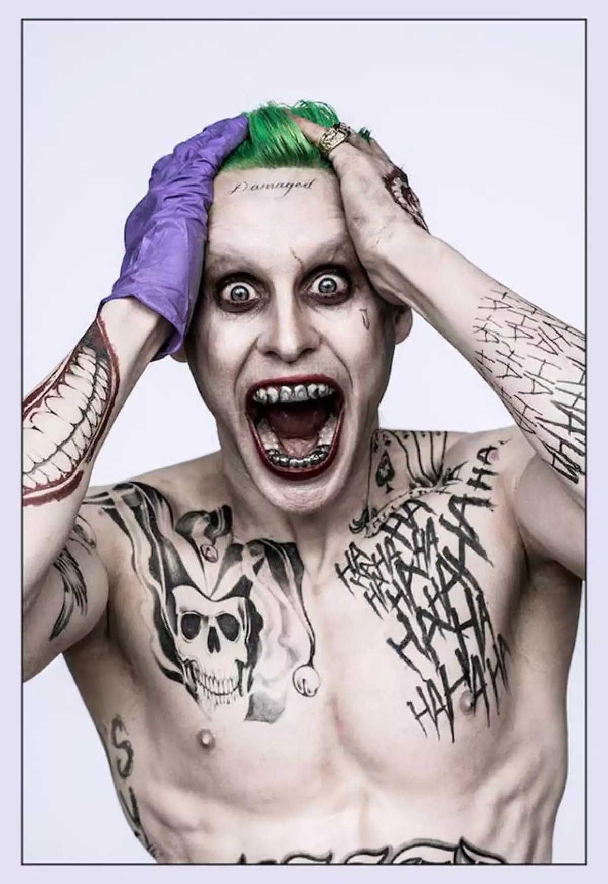 A pocos días de haberse revelado su imagen oficial como “The Joker”, el actor ahora deja ver su musculoso cuerpo, digno de un supervillano.