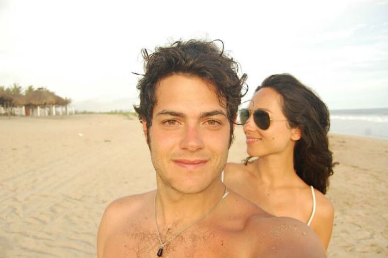 Alfonso Dosal y su pareja Solana Azulay en uno de sus últimos viajes a la playa.
