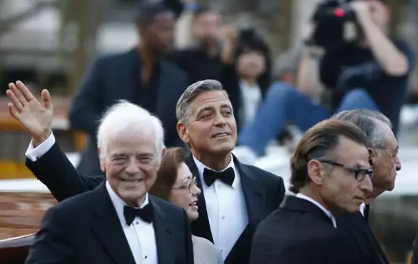 El actor estuvo acompañado en la ceremonia por su padre Nick Clooney.
