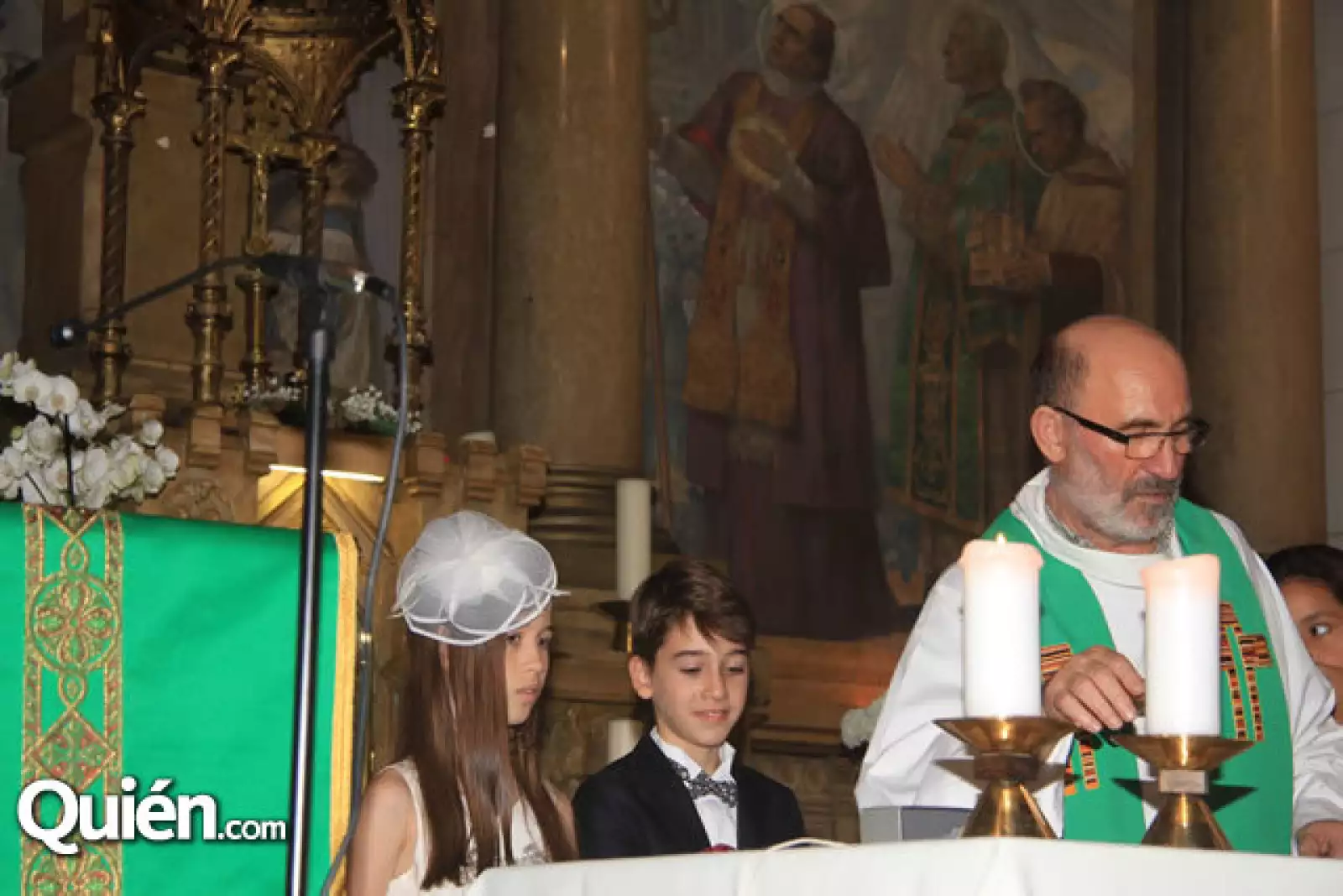 Anyk y Axel Madrazo con el párroco Carlos Tobes