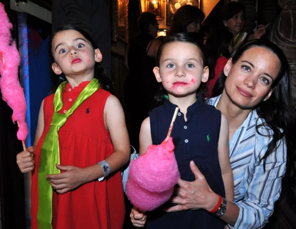 Marisol Oliva con las pequeñas Alcea y Nicole.
