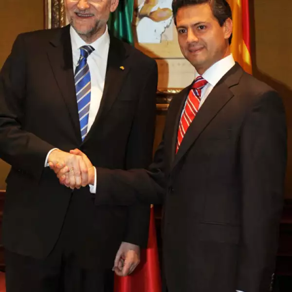 Esta semana Enrique Peña Nieto visitó al presidente de España, Mariano Rajoy, con un traje negro a juego con una corbata roja y su emblemático copete. El candidato abusa un poco de su peinado pues aún es evidente la recomendación de la editora ejecutiva de moda de ELLE, Sara Galiendo quien recomendó: `Usar un gel para pelo que brille menos, quizá una cera que haga el mismo efecto pero sin charolear.´