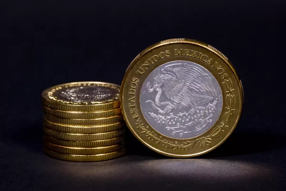 One hundred pesos coin