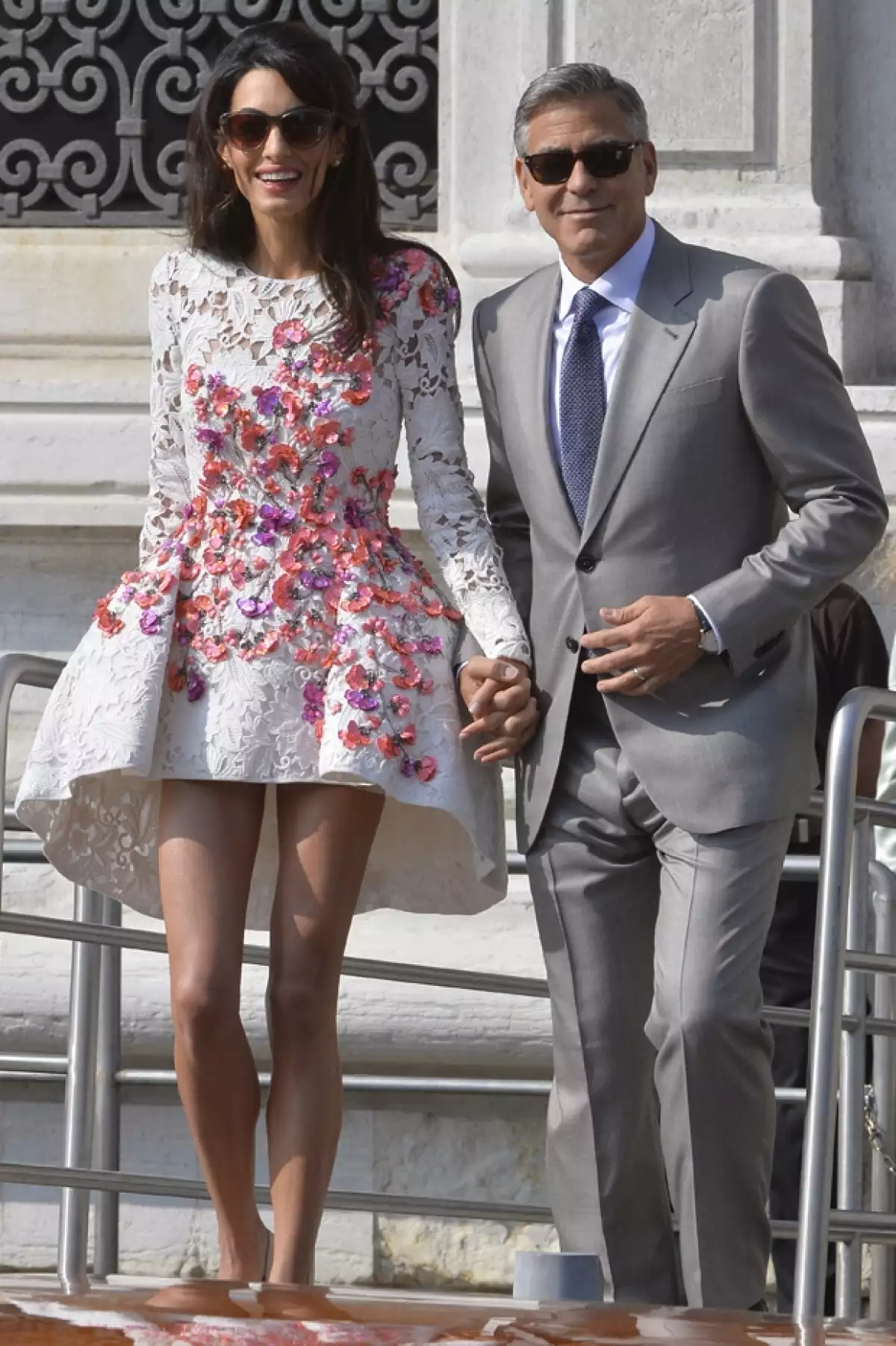 Sr. y Sra. Clooney hicieron su primera aparición pública como marido y mujer, a bordo de un taxi acuático, George y Amal se veían felices y enamorados.
