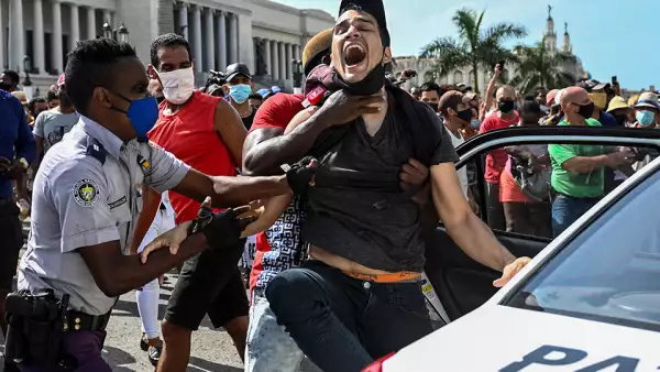 Hartos de la crisis económica, miles de cubanos se manifestaron este domingo 11 de julio en varias regiones al grito de "¡libertad!" y "¡abajo la dictadura!"