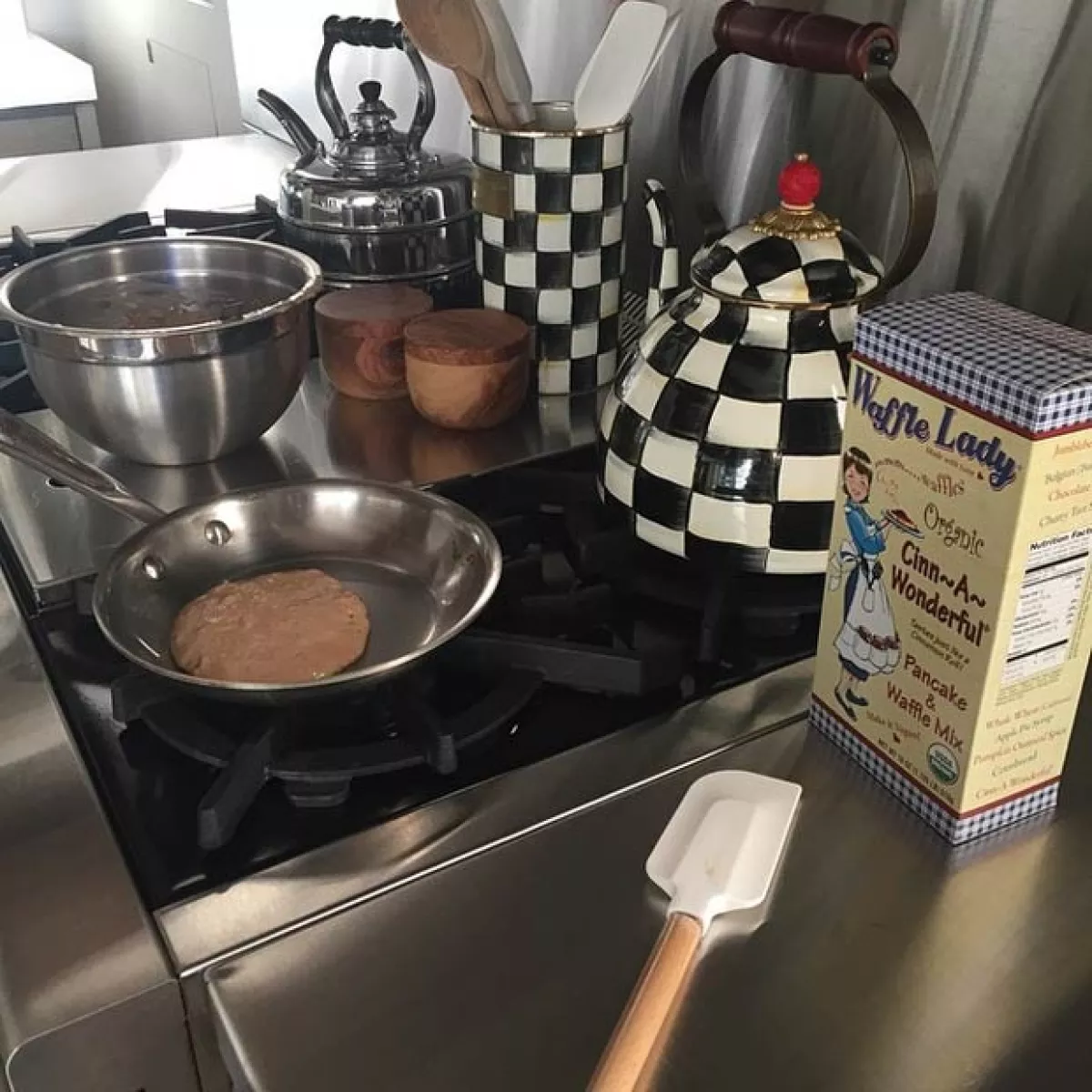 La estrella parece disfrutar de un buen desayuno al publicar fotos de un hot cake calentándose.