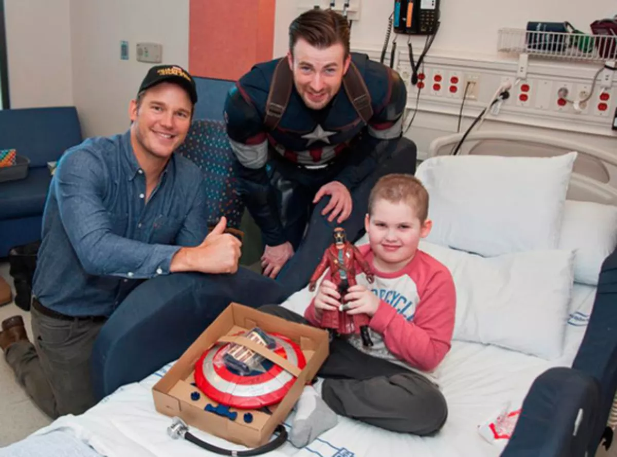 Los actores se tomaron fotos con los niños que se encuentran internados en el lugar.
