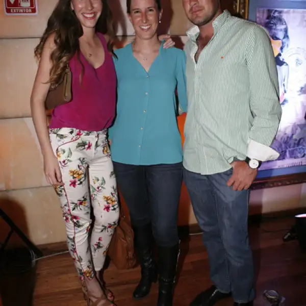 Denise y Mariana Fitzmaurice con Carlos Martínez