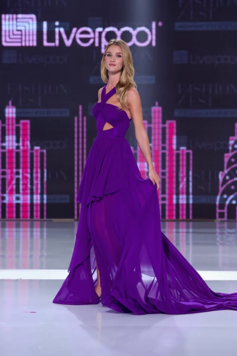La guapa británica fue la invitada de honor este año al evento de moda de Liverpool en el que lució espectacular en diferentes diseños anoche en el Hipódromo de las Américas.