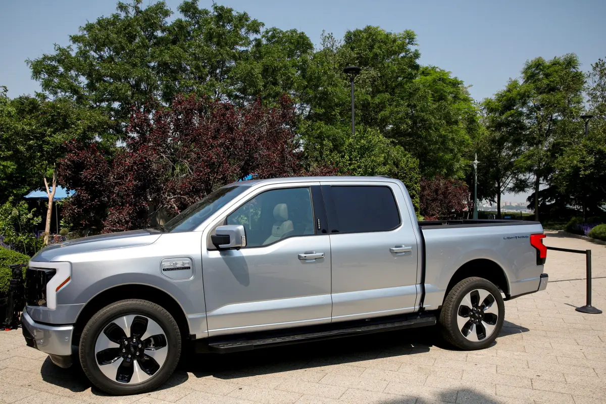 Ford se baja de la carrera eléctrica masiva y se refugia en vehículos a gasolina e híbridos más baratos