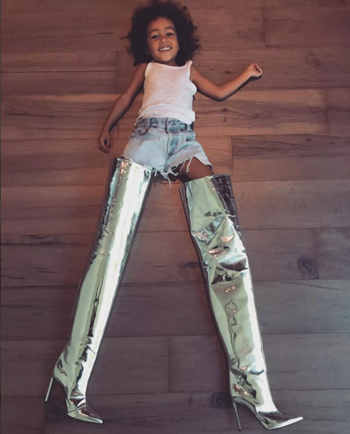 North le robó las botas a su mamá.