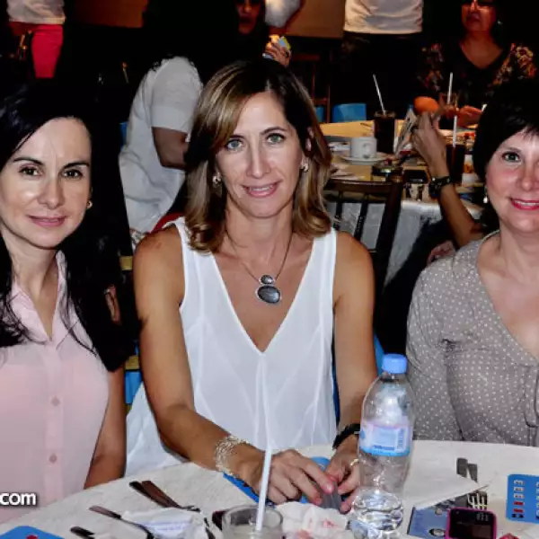 Claudia Flores, Nayela Jauregui y Judith Benavides de García