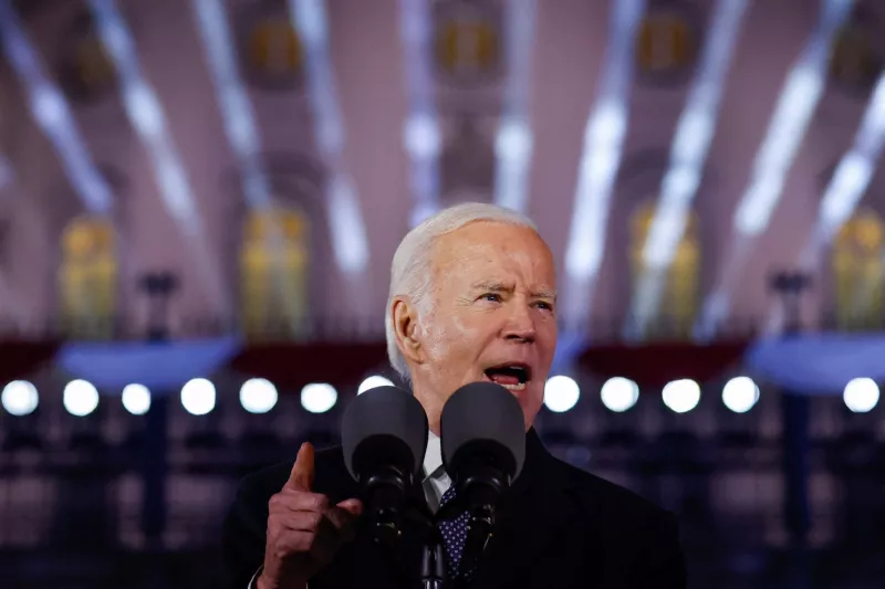 Joe Biden da un discurso antes del primer aniversario de la invasión de Rusia a Ucrania, afuera del Palacio Real en Varsovia, Polonia.