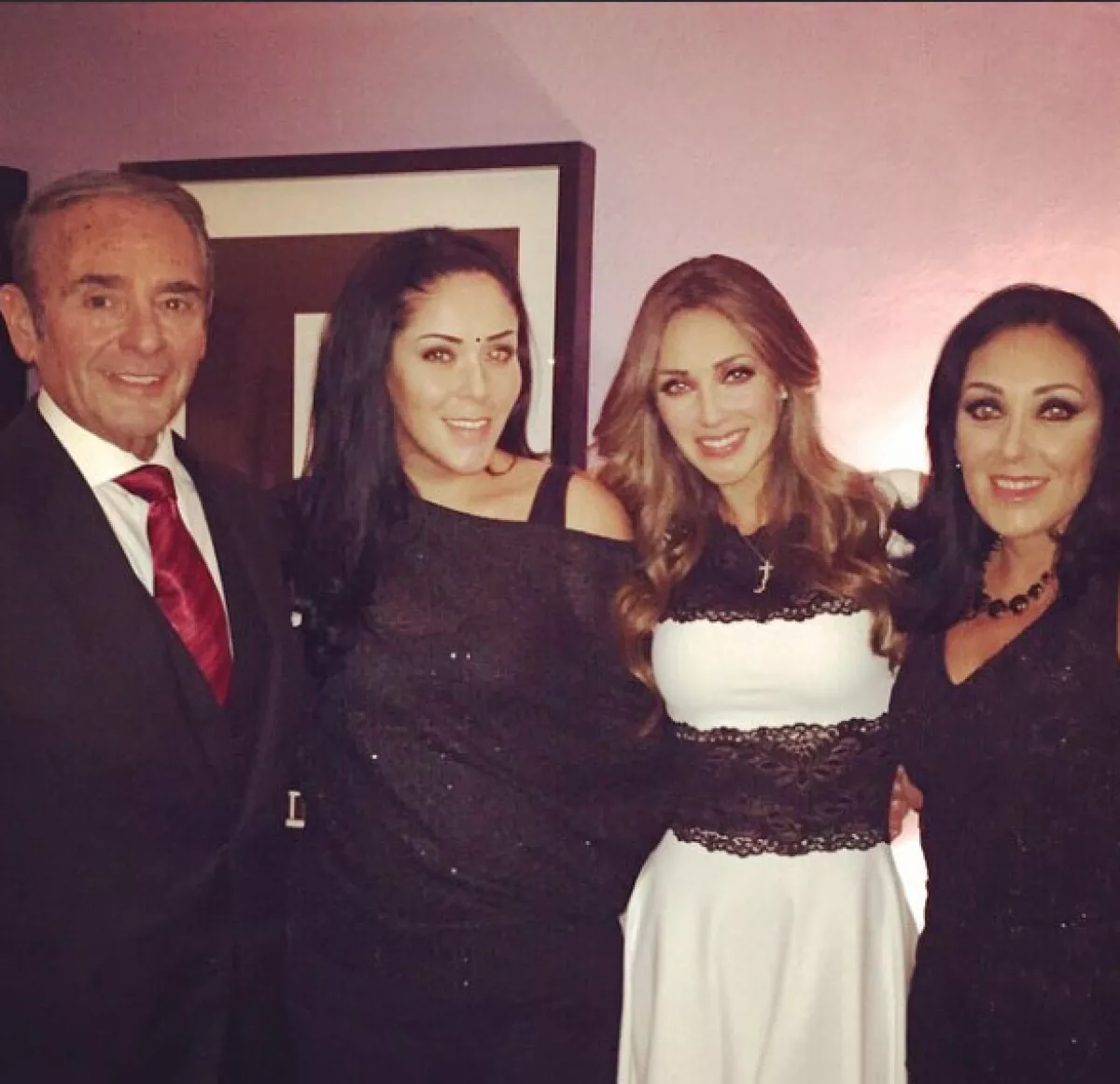 Además, también aparece con su papá, mamá y hermana.