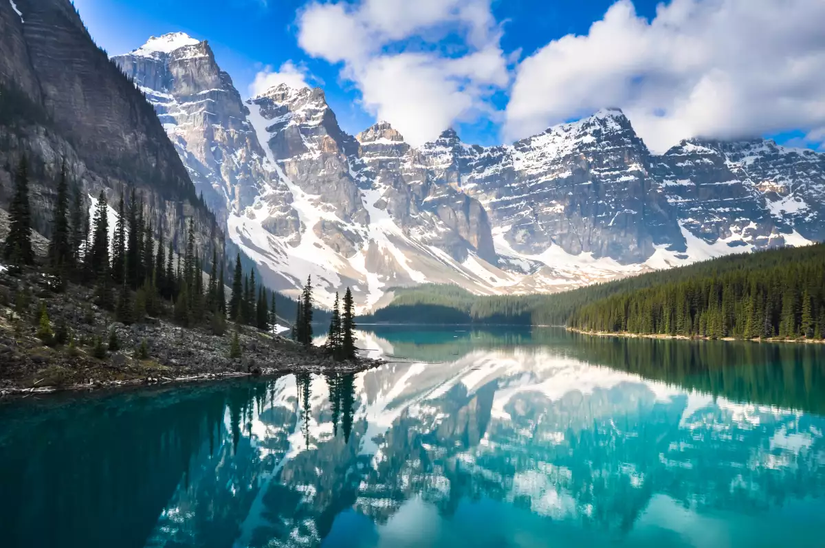 Foto panorámica del lago Moraine, en las Montañas Rocosas de Canadá.