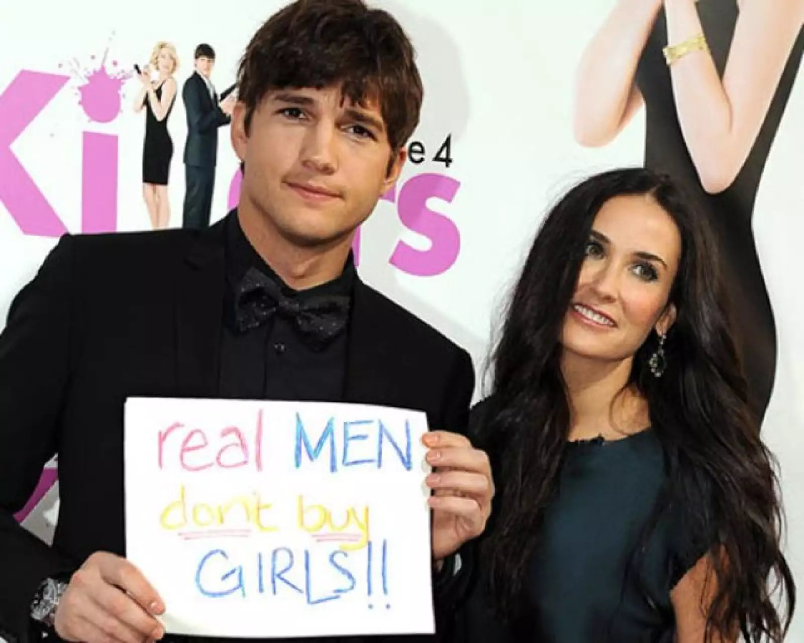 Demi Moore y Ashton Kutcher muys divertidos como siempre.