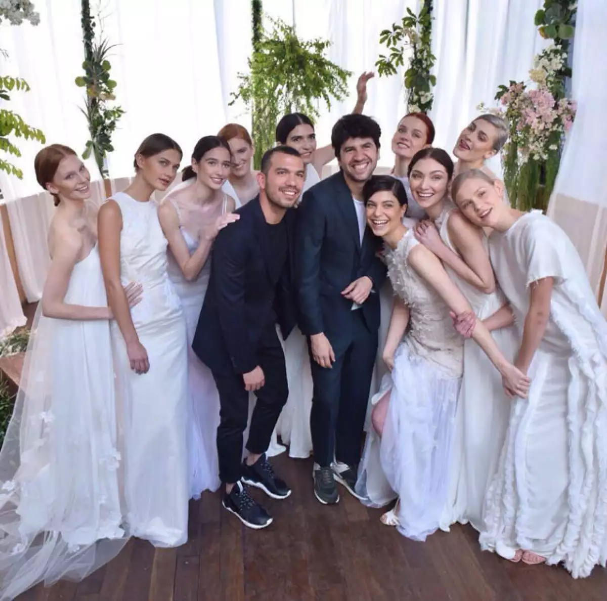 Se ha revelado que la cantante utilizó un vestido de una firma mexicana para su boda con Rodrigo Rodríguez.