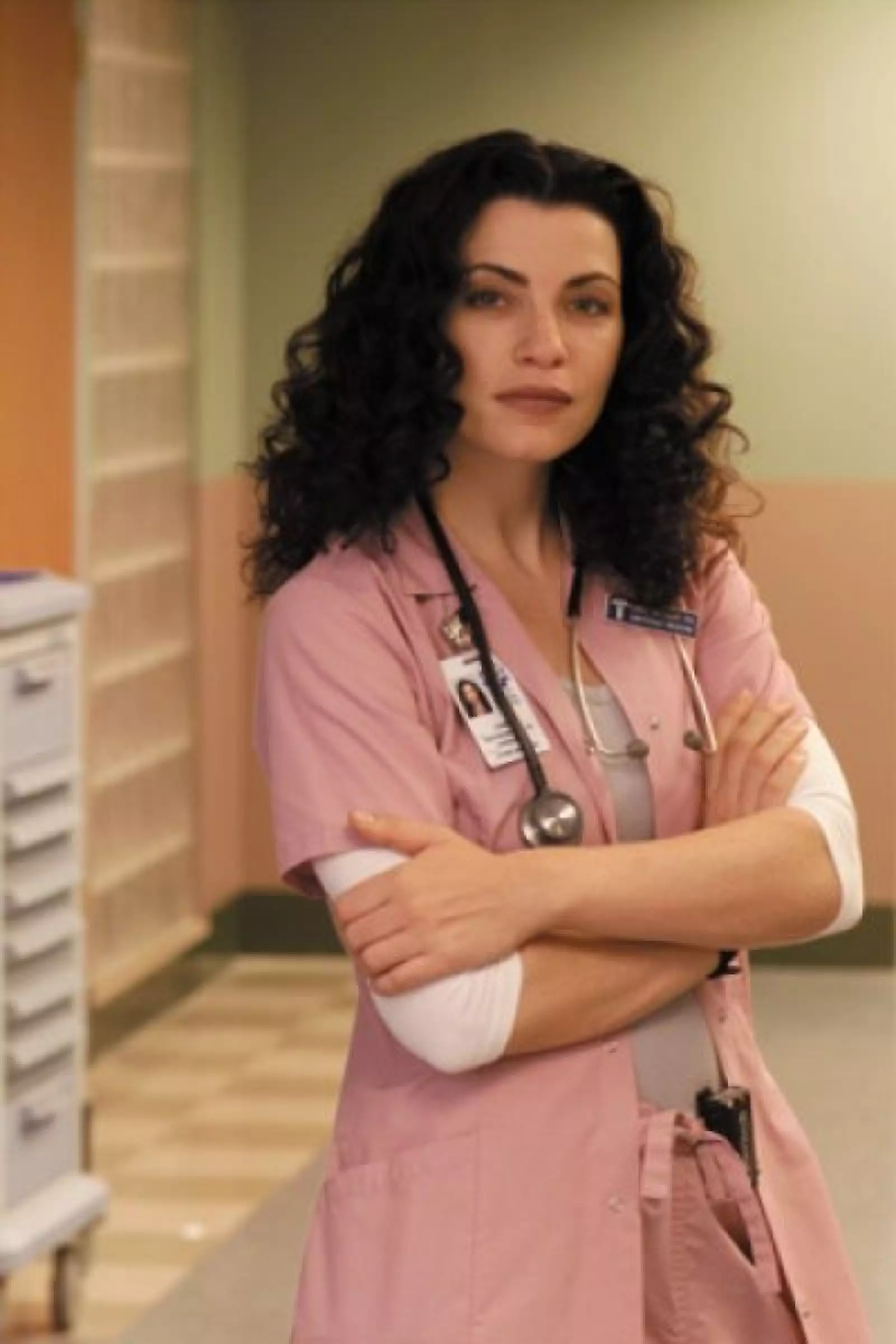En 1994, Julianna Luisa Margulies fue elegida para un papel en el episodio piloto de ER con un personaje que intentó suicidarse. Debido a la respuesta positiva, Julianna continuó interpretando a Carol Hathaway durante 136 episodios.
