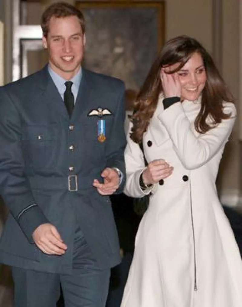 Luego de que se publicaron las fotografías del tío de Kate, donde aparece haciendo unas líneas de cocaina, el príncipe fue llamado por la Fuerza Aérea Real para terminar un curso.