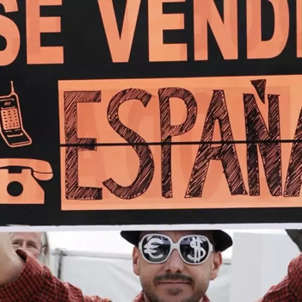 Españoles se manifiestan fuera del Congreso