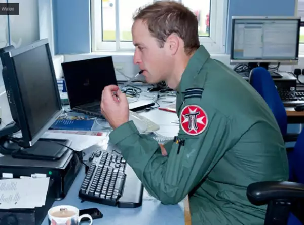 También pasa tiempo frente a la computadora checando reportes.