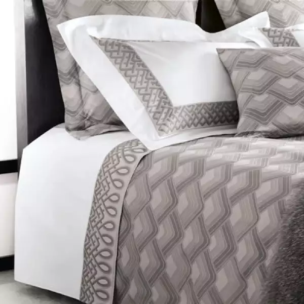 A los diseños en espiga de los cordones de la década de 1860 se les da un giro moderno con motivos geométricos, con ángulos y círculos entrelazados.