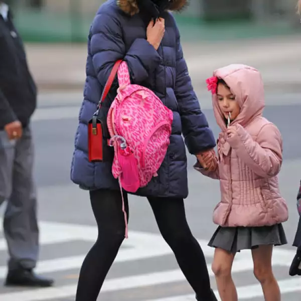 El invierno llegó y Suri se abriga perfecto para ir al colegio, como con esta chamarra Monnalisa y su mochila de Gap, todo en rosa.