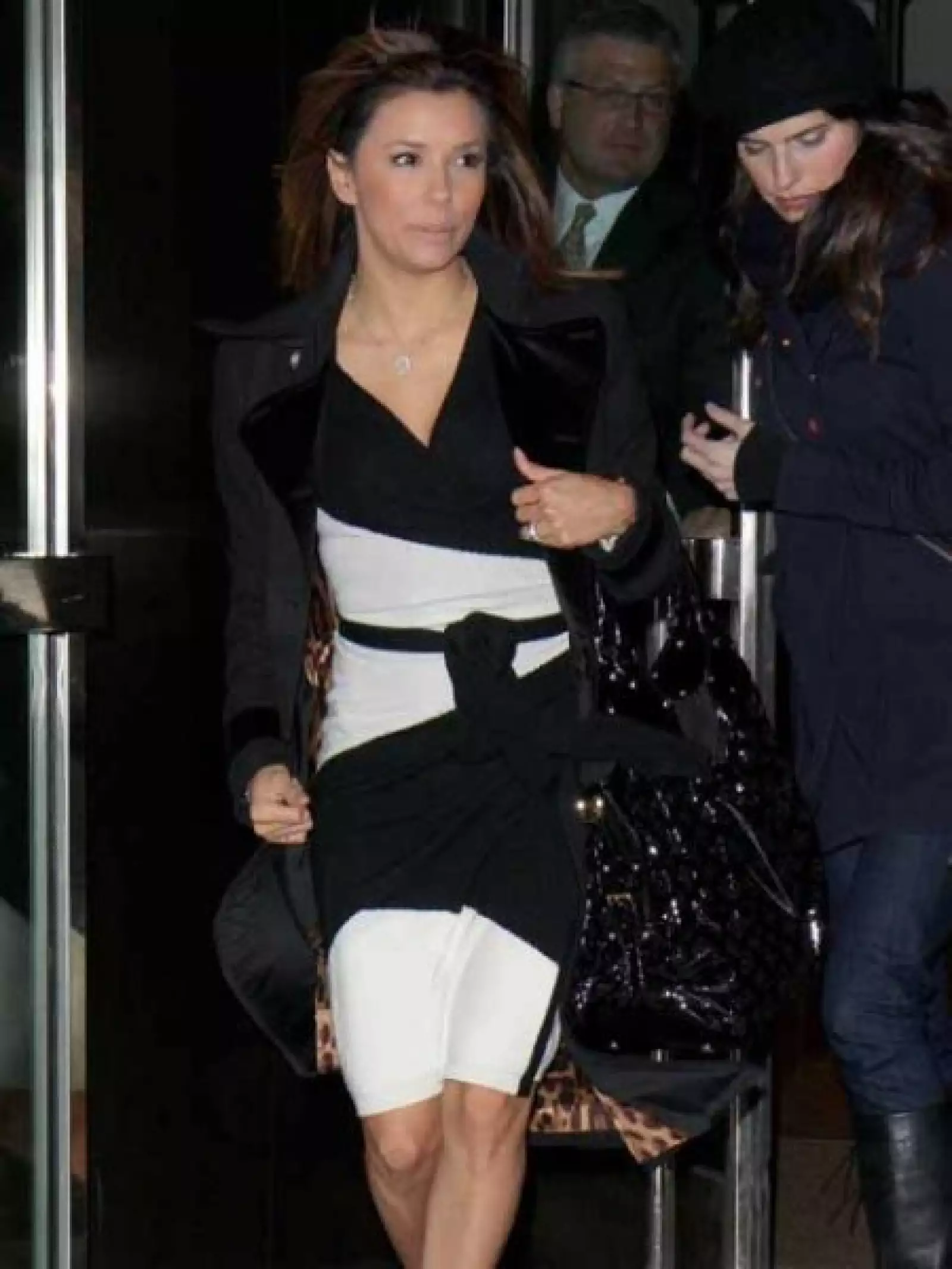 Eva Longoria con bolsa negra mas grande que su brazo, sale de su hotel en Nueva York.