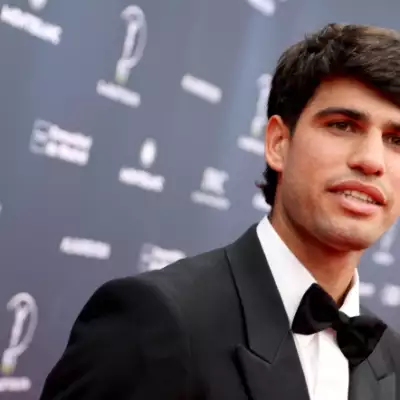 Tenista sonriendo hacia la cámara